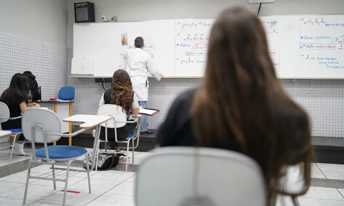 PROFESSORES QUE ATENDEM ALUNOS COM DEFICIÊNCIA PODERÃO TER DIREITO A ADICIONAL SALARIAL