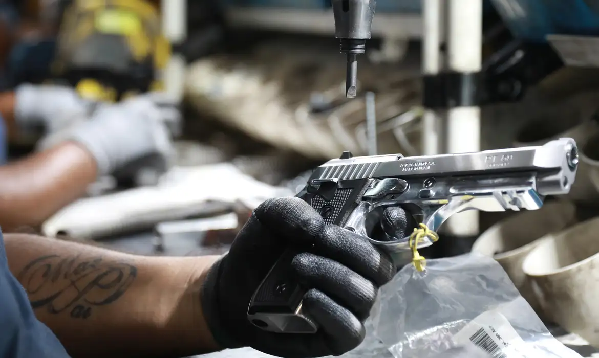 EMPRESAS E EMPREGADOS PODERÃO TER DIREITO A PORTE DE ARMAS