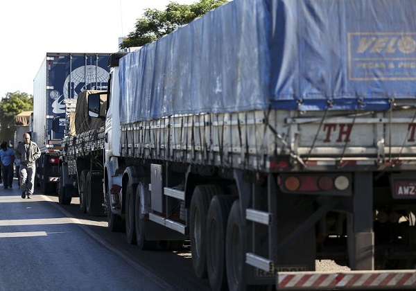 CAMINHONEIROS ARTICULAM PARALISAÇÃO NACIONAL NESTA QUINTA-FEIRA