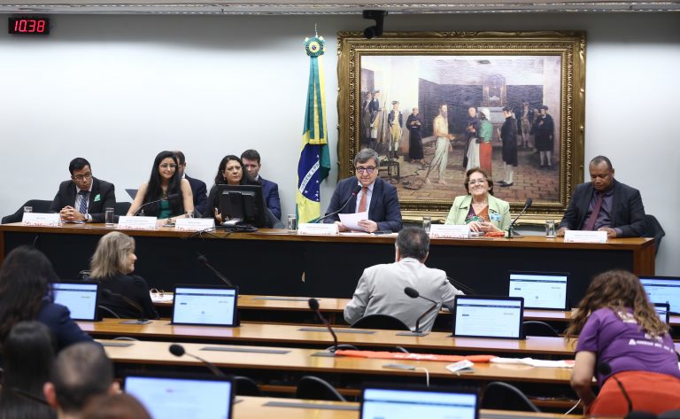 RELATÓRIO SOBRE PISO SALARIAL DE FUNCIONÁRIOS DE ESCOLAS QUE NÃO SÃO PROFESORES SERÁ EMITIDO