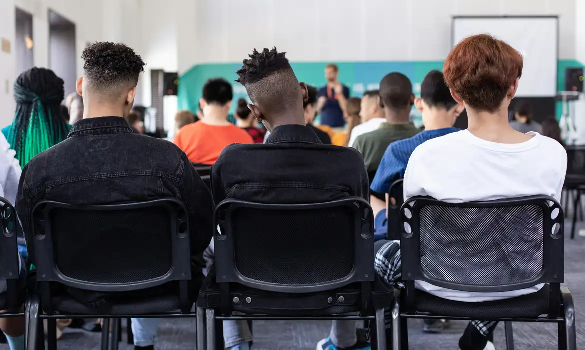PROFESSORES PODERÃO ACUMULAR CARGOS PÚBLICOS