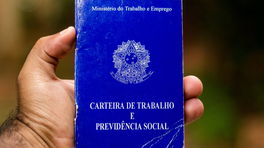 GOVERNO FEDERAL ADIA POR TRÊS MESES REGRA SOBRE TRABALHO NO COMÉRCIO EM FERIADOS