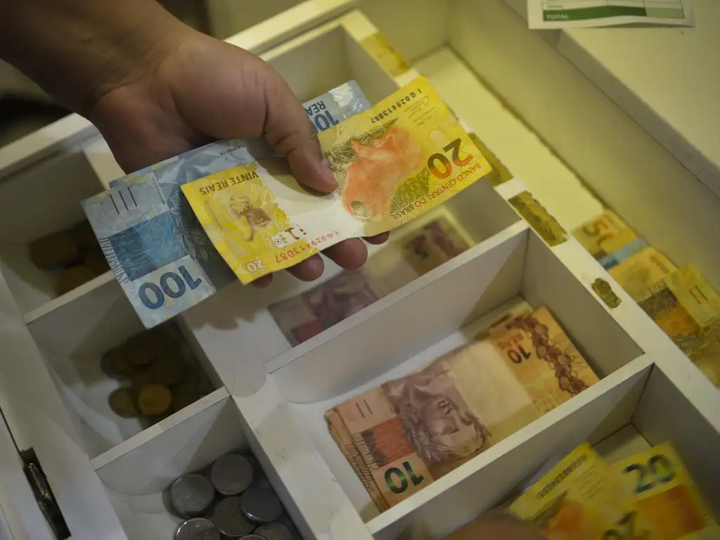 POPULAÇÃO TERÁ LIMITES PARA USO DE DINHEIRO EM ESPÉCIE