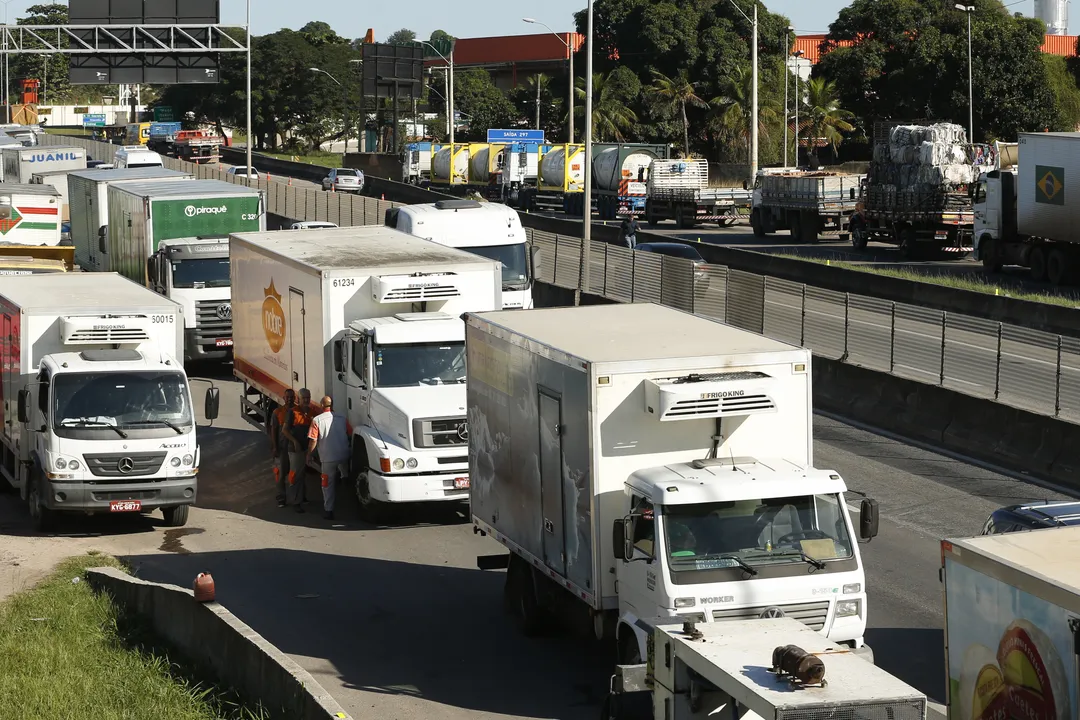 CAMINHONEIROS AMEAÇAM GREVE POR CONTA DE PREÇOS DOS COMBUSTÍVEIS