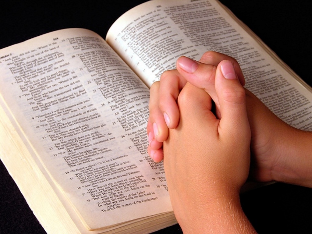 PELA BÍBLIA, DEUS FALA A NÓS, E, POR MEIO DA ORAÇÃO, NÓS FALAMOS A ELE.