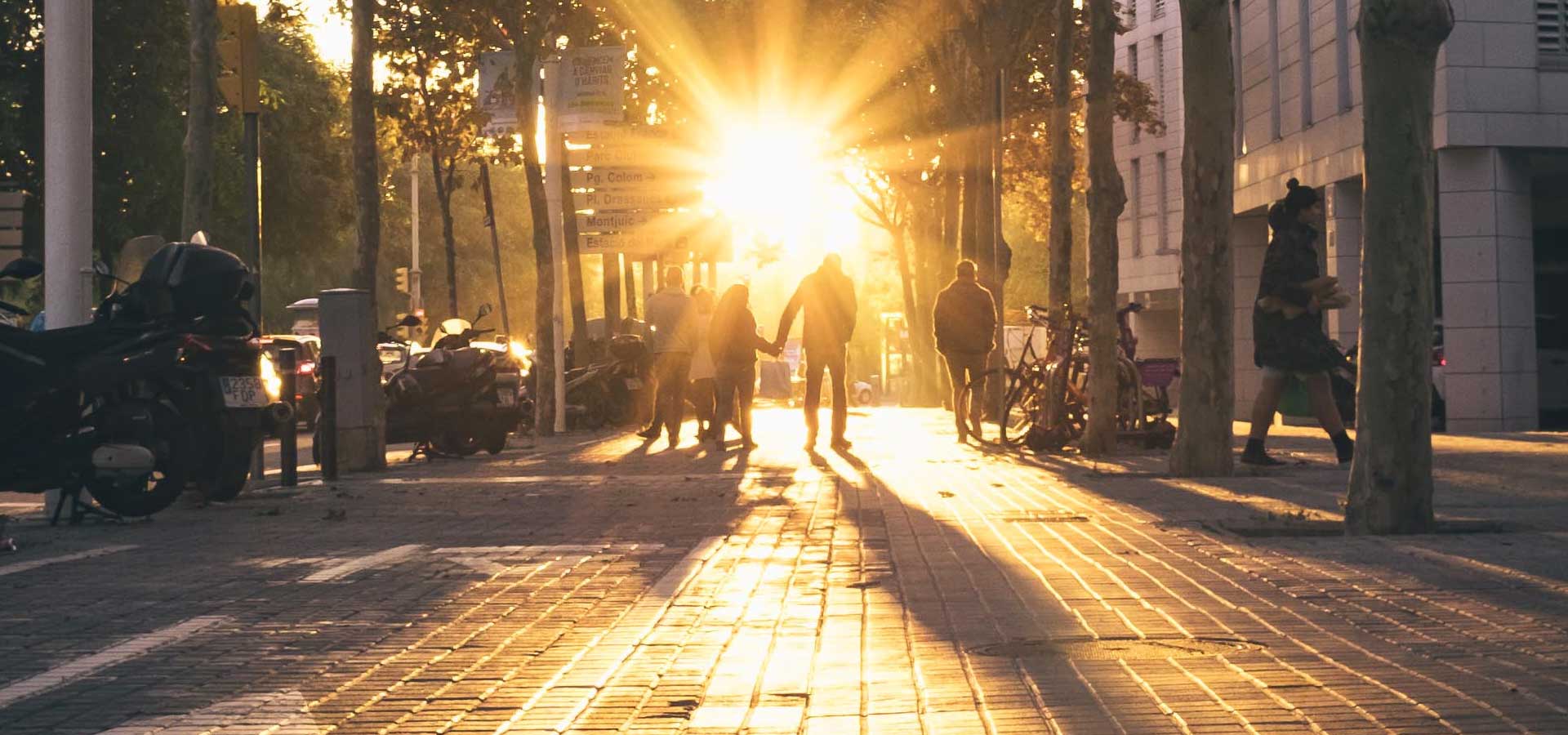 POIS ONDE ESTÁ O SENHOR HÁ LUZ E BRILHO, NUNCA ESCURIDÃO