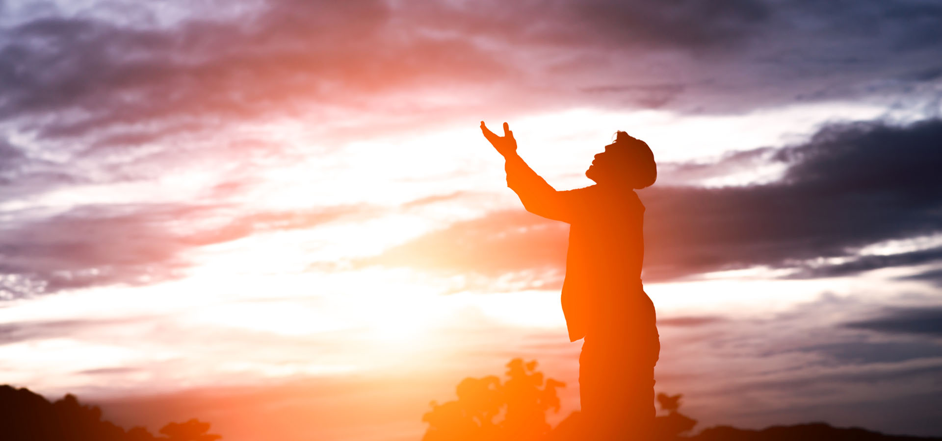 QUANDO OS FARDOS SE TORNAM PESADOS DEMAIS PARA NÓS, SÓ HÁ UMA SOLUÇÃO: DEUS. DEUS PODE TUDO! 