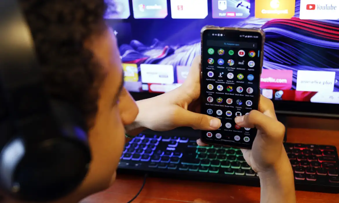 CRIANÇAS E ADOLESCENTES AGORA PRECISAM DE AUTORIZAÇÃO JUDICIAL EM CASOS DE EXPOSIÇÃO COMERCIAL NAS REDES SOCIAIS